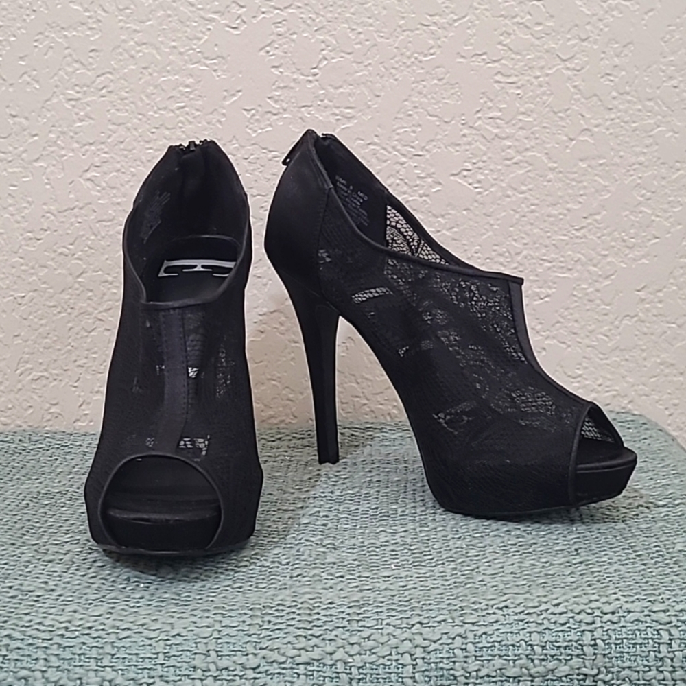 "Elle" lace high heels. Size US 8. Black.